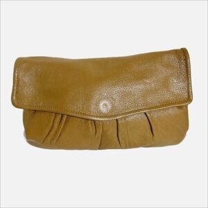 Vintage Unbranded Tan Leather Clutch with Pleating in Front and Flap Closure
